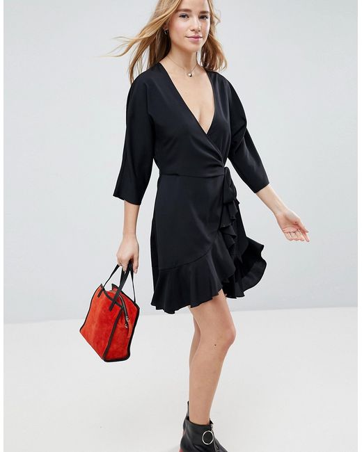 Вырез запах. ASOS Design черное платье Mini. Черное платье мини на запах. Платье на запах мини. Черное платье с запахом и воланом.